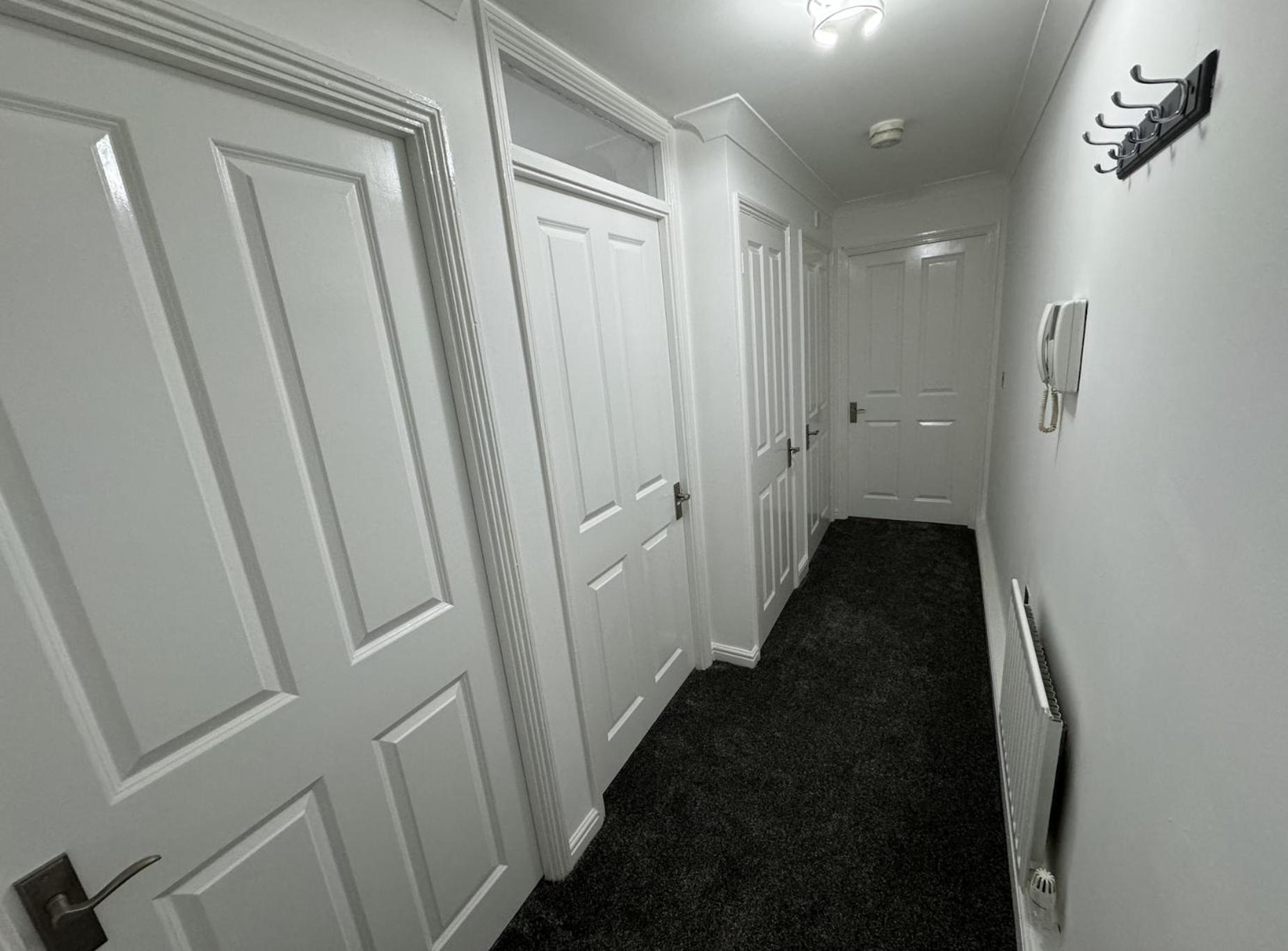 The Modern - 2 Bed 1 Bath Private Parking Apartment