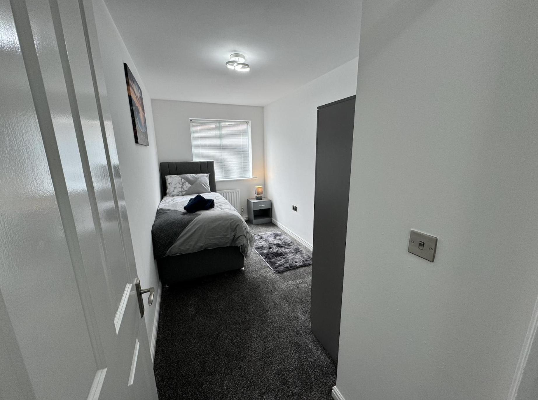 The Modern - 2 Bed 1 Bath Private Parking Apartment Milton Keynes
