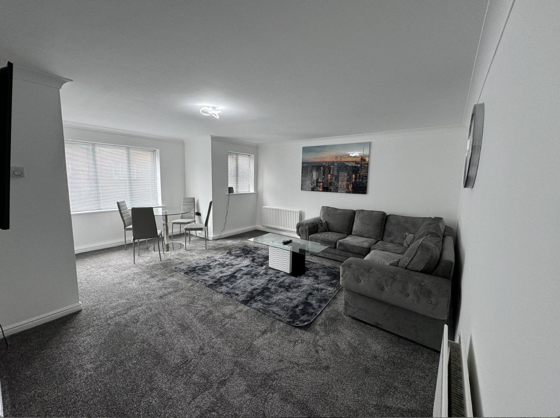 The Modern - 2 Bed 1 Bath Private Parking Apartment Milton Keynes